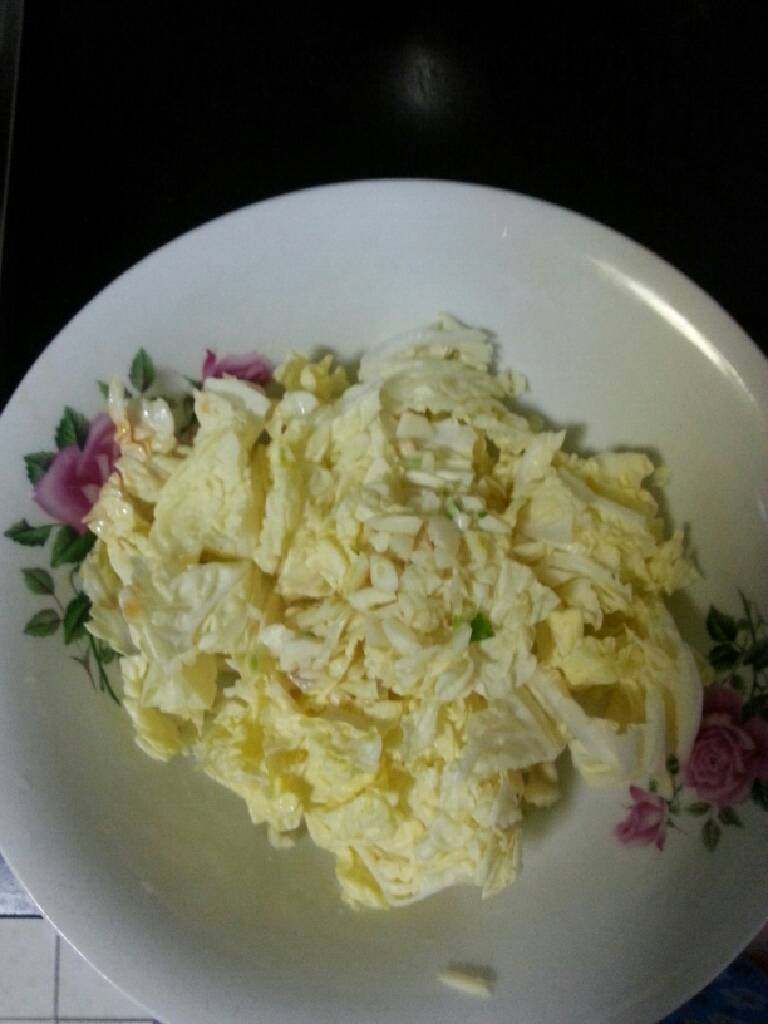 酸萝卜羊肉卷,4.味道合适,将蒜头拍碎放入铺了白菜或者生菜的盘里或者盆里,将酸萝卜捞出,热锅里留汤
