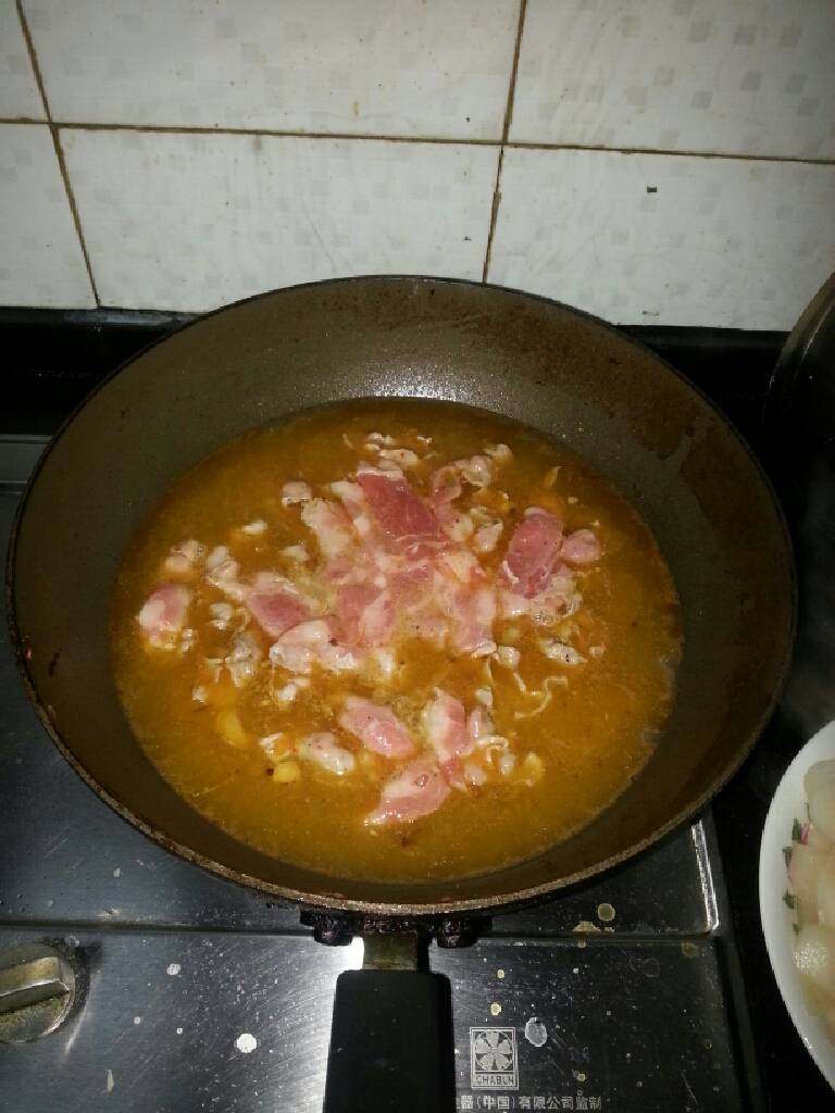 酸萝卜羊肉卷,5.将羊肉卷倒入热汤中,羊肉卷易熟,小火滚一开就可以了6.