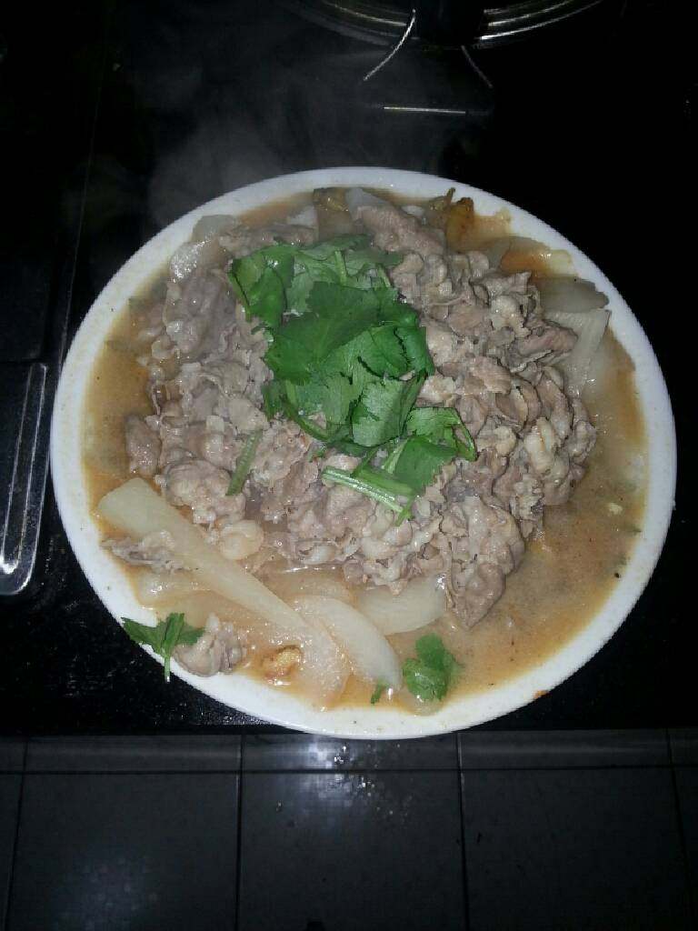 酸萝卜羊肉卷,6.将羊肉卷连汤一起倒入装酸萝卜的盘里或盆里,撒点<a style='color:red;display:inline-block;' href='/shicai/ 131'>香菜</a>就可以上桌了