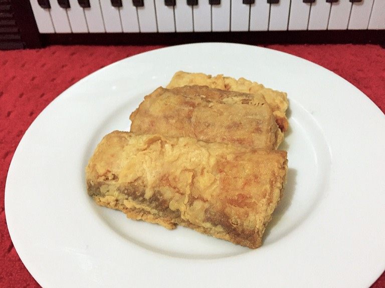 干炸带鱼,锅中倒小半锅油,带鱼裹满鸡蛋液再裹满干淀粉入油锅大火炸至表面金黄,外酥里嫩的干炸带鱼,美味到爆表。