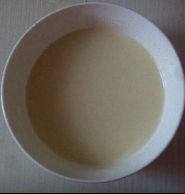 培根生菜卷,<a style='color:red;display:inline-block;' href='/shicai/ 519'>面粉</a>加入适量水和成面糊,要希一些,用勺子倒出的面糊成柱状流淌为佳。