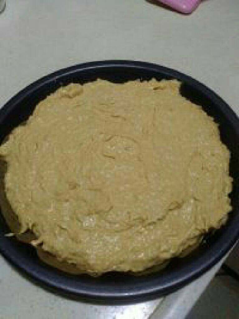 咖啡酒柠香椰丝蛋糕,.倒入模具,我用的是八寸披萨盘,盘上铺上一张烘焙纸,在纸上抹上黄油或者色拉油,再倒入蛋糕糊,抹平