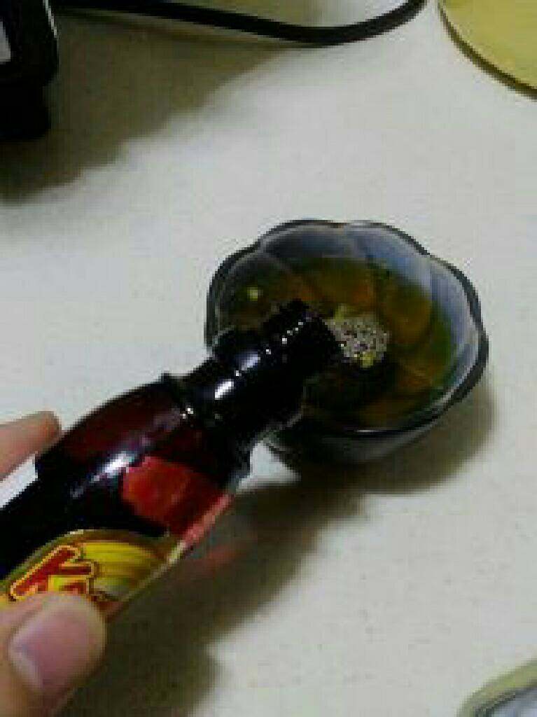 咖啡酒柠香椰丝蛋糕,我用之前熬好的糖浆取两勺倒入奶锅，加上少量的水煮开，倒入后温度降低，再倒入少许的咖啡甜酒，搅拌均匀