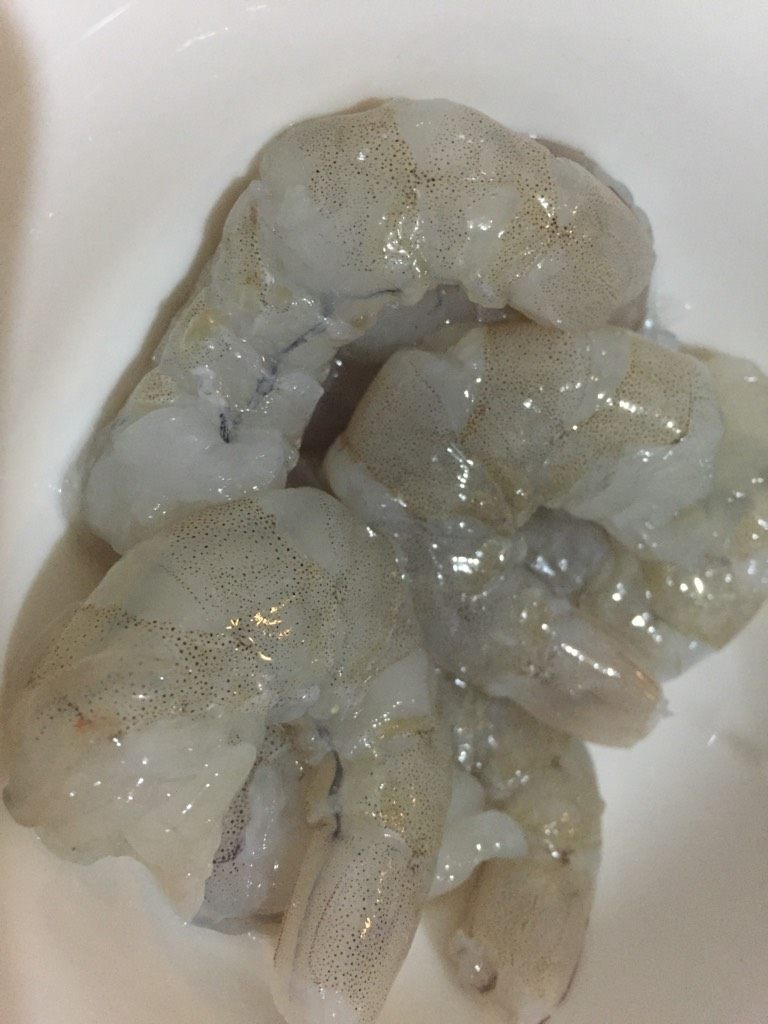 虾仁豆腐丸子,如图新鲜虾去壳，就<a style='color:red;display:inline-block;' href='/shicai/ 287'>虾仁</a>洗净备用