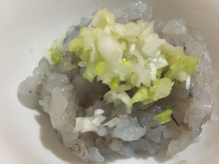 虾仁豆腐丸子,虾仁用刀拍扁，剁成虾蓉，加入<a style='color:red;display:inline-block;' href='/shicai/ 3250'>葱</a>碎