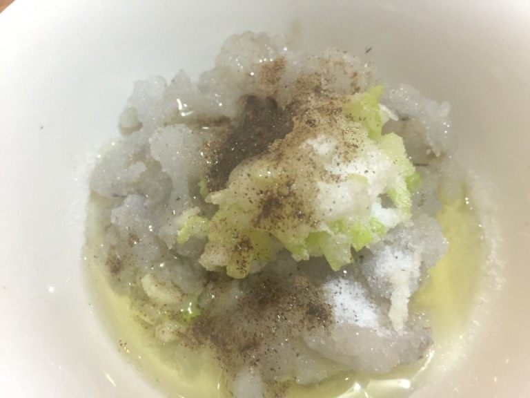 虾仁豆腐丸子,加入适量胡椒粉，食用油，盐