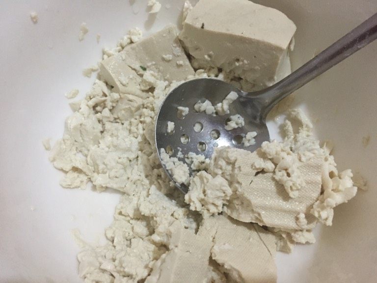 虾仁豆腐丸子,<a style='color:red;display:inline-block;' href='/shicai/ 465'>豆腐</a>按压成泥