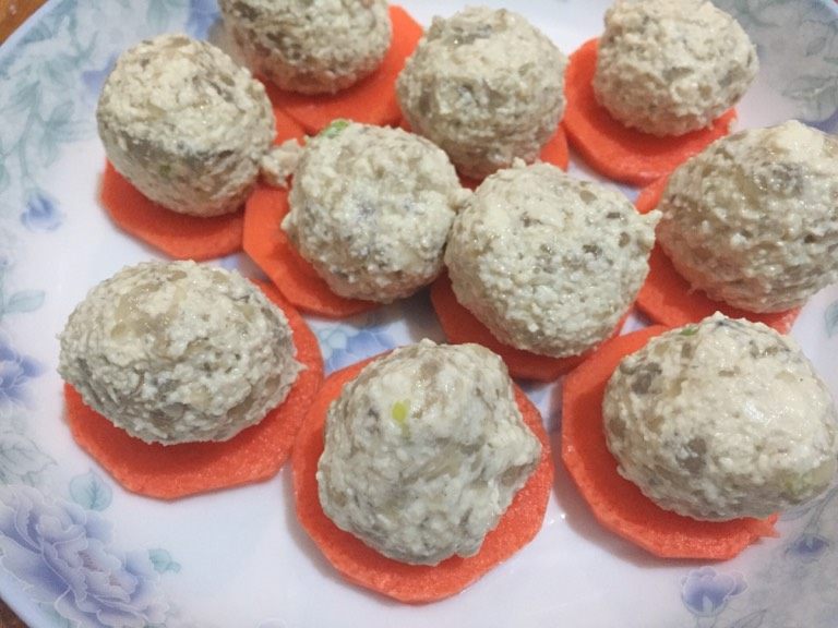 虾仁豆腐丸子,虾泥加入豆腐泥混合均匀，制成虾泥豆腐丸子，<a style='color:red;display:inline-block;' href='/shicai/ 25'>胡萝卜</a>切片垫底，装入盘子，盖好保鲜膜，用牙签扎孔上锅蒸15-20分钟。