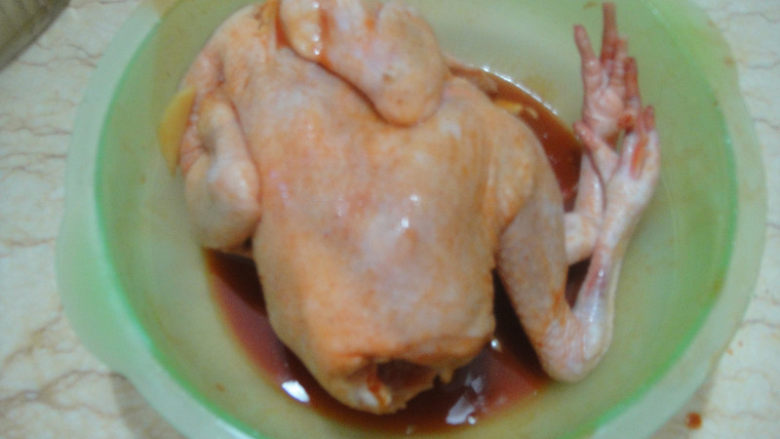 奥尔良烤鸡,把调料均匀的往鸡身上,鸡肚子里按摩均匀包上保鲜膜进冰箱冷藏过夜