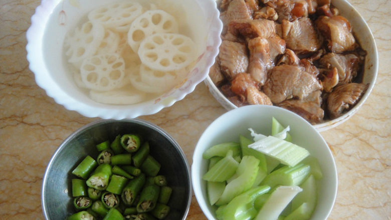 泡椒莲藕鸡翅,<a style='color:red;display:inline-block;' href='/shicai/ 30'>莲藕</a>去皮后切片泡入水中，<a style='color:red;display:inline-block;' href='/shicai/ 80'>杭椒</a>和<a style='color:red;display:inline-block;' href='/shicai/ 143'>西芹</a>洗净切段，鸡中翅洗净切段后加入料酒，盐和10克<a style='color:red;display:inline-block;' href='/shicai/ 31426'>红烧酱油</a>抓匀腌制2小时