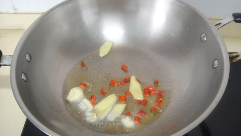 泡椒莲藕鸡翅,热锅倒油温油下锅姜蒜泡椒爆出香味