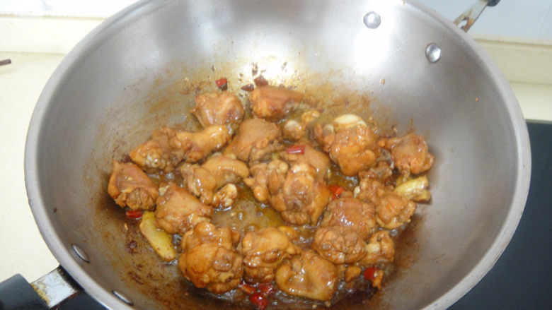 泡椒莲藕鸡翅,再把<a style='color:red;display:inline-block;' href='/shicai/ 96'>鸡翅</a>加入煸炒均匀后用中火把<a style='color:red;display:inline-block;' href='/shicai/ 96'>鸡翅</a>边翻炒边煎熟