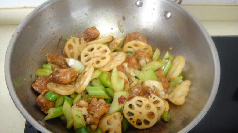 泡椒莲藕鸡翅,再把蔬菜倒入煸炒均匀