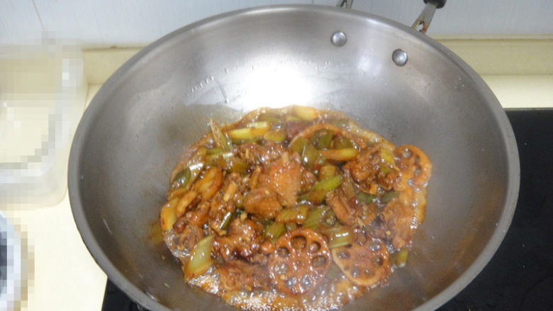 泡椒莲藕鸡翅,加入红烧酱油和少许开水煸炒片刻至蔬菜熟