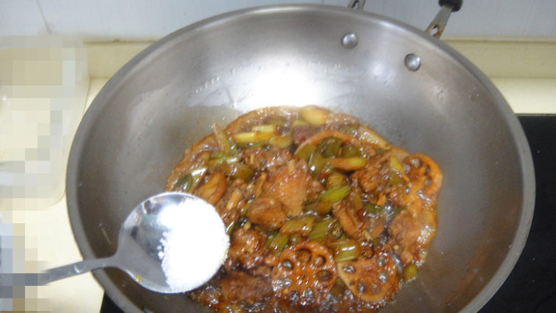 泡椒莲藕鸡翅,加入<a style='color:red;display:inline-block;' href='/shicai/ 3729'>白糖</a>煸炒均匀后熄火出锅