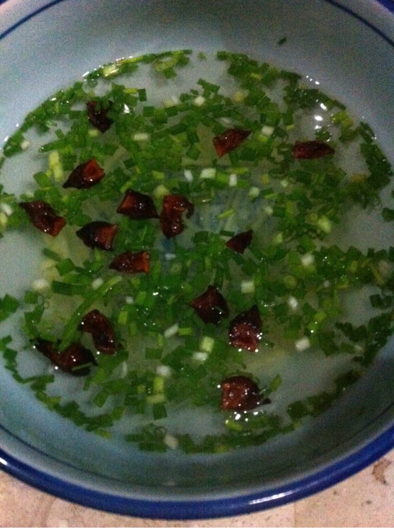 馄饨,把葱姜八角用水提前泡,大约一个多小时,主要让水里有香味