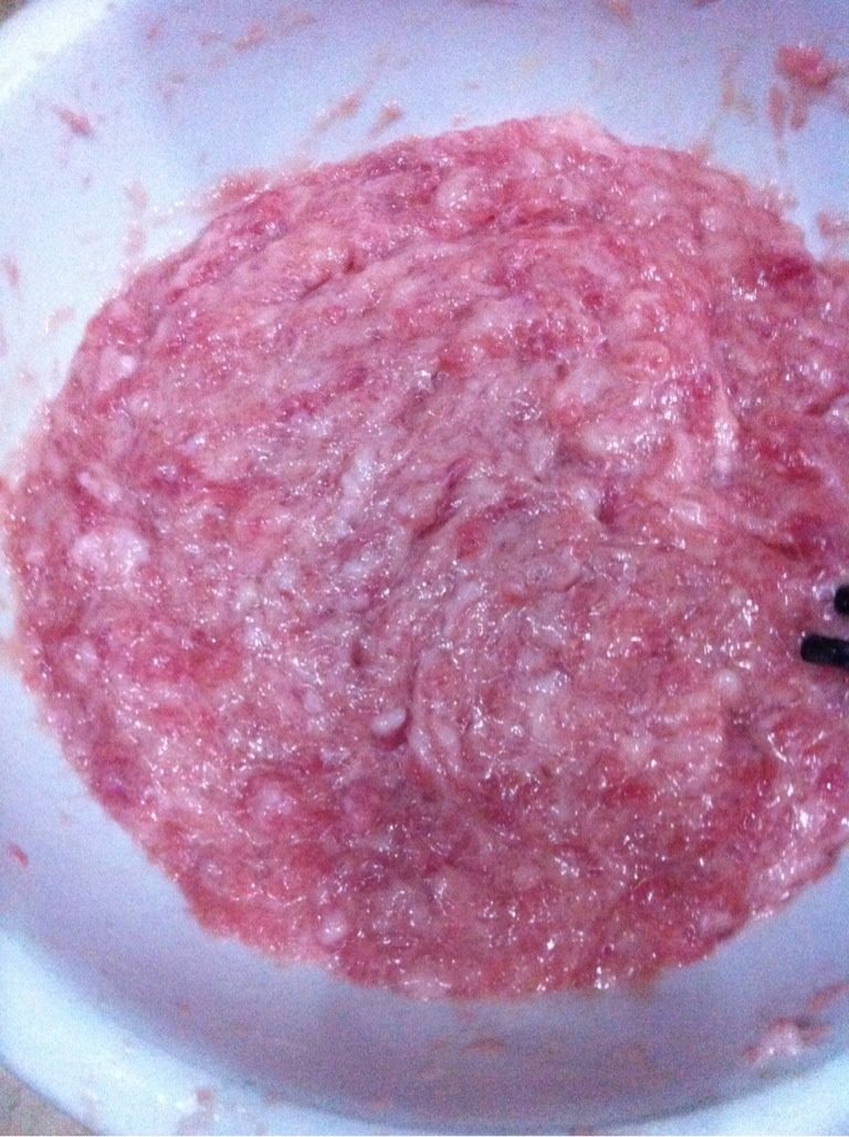 馄饨,把剁好或者绞好的<a style='color:red;display:inline-block;' href='/shicai/ 5353'>肉馅</a>用上面的水一点点加,放少许盐和鸡精,朝一个方向使劲搅,吸收了再加水,一直搅到融融的,把鸡蛋打进去再搅均匀