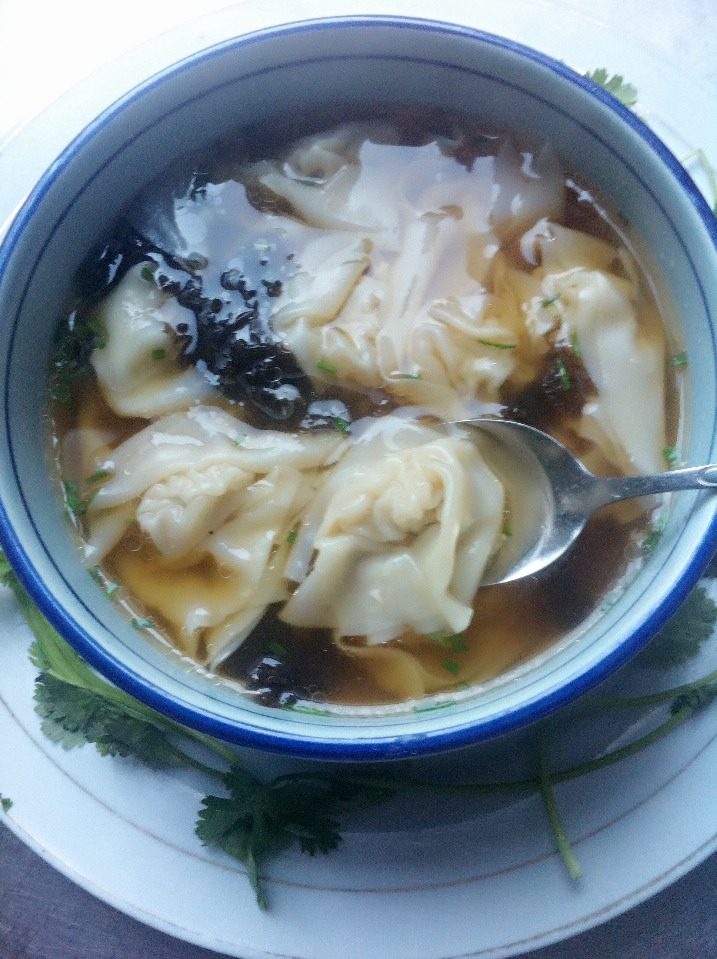 馄饨,碗里放油,盐,香葱,紫菜,虾米,<a style='color:red;display:inline-block;' href='/shicai/ 134296'>白胡椒粉</a>,酱油少许(配料个人喜好)水烧开浇进去,馄饨开水下大概几分钟,漂起透明即熟,盛到汤碗里就OK啦