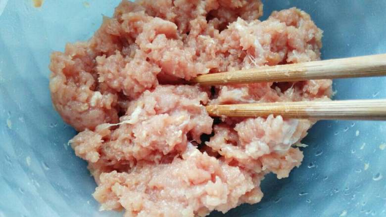 ≈萝卜猪肉馅儿≈,猪肉馅儿里加鸡精,生抽,香油,胡椒粉调味,(喜欢吃葱的可以)