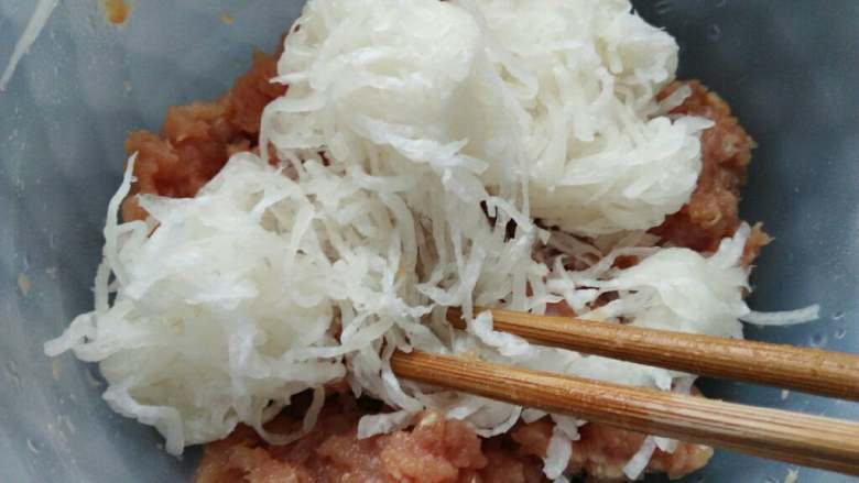 ≈萝卜猪肉馅儿≈,接着把萝卜丝挤去水分,加入肉馅中