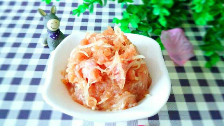 ≈萝卜猪肉馅儿≈,顺着一个方向搅拌均匀,最后在加入一点盐即可