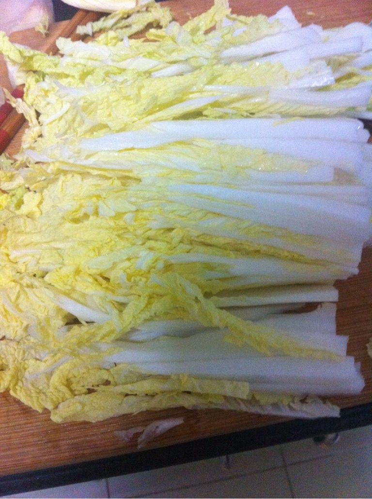 培根娃娃菜,把娃娃菜切成丝，锅里水开放盐和油，娃娃菜放里面过下水