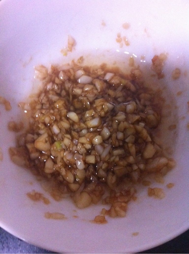 培根娃娃菜,<a style='color:red;display:inline-block;' href='/shicai/ 9145'>蒜泥</a>用油稍微炒下拌上豉油汁，不要太咸