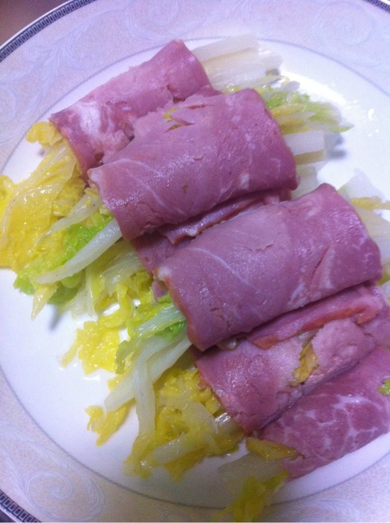 培根娃娃菜,<a style='color:red;display:inline-block;' href='/shicai/ 443'>培根</a>取一半长度把过水后的娃娃菜卷起来，摆放整齐