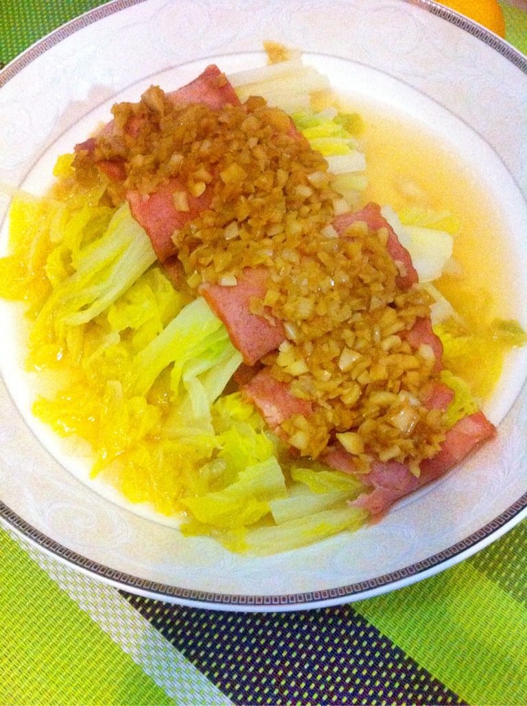 培根娃娃菜,把蒜泥浇上，锅水开后蒸八分钟，起锅即可