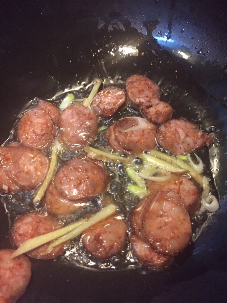 青蒜炒腊肉,如图放入腊肉炒出油