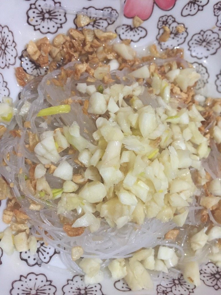 蒜蓉粉丝蒸娃娃菜,如图淋入粉丝上,加入剩余蒜末,加入一茶匙<a style='color:red;display:inline-block;' href='/shicai/ 788'>生抽</a>翻拌均匀。