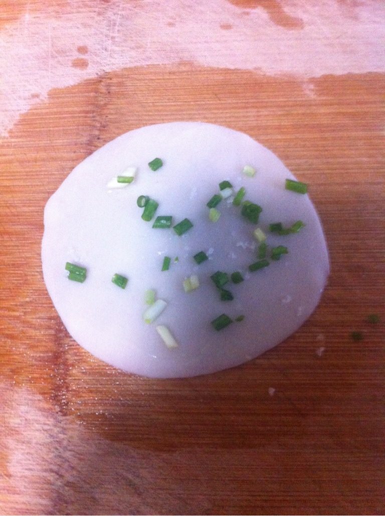 饺皮葱油饼,把板上刷点油,放一张饺皮上去,上面刷层油,撒点葱花和盐