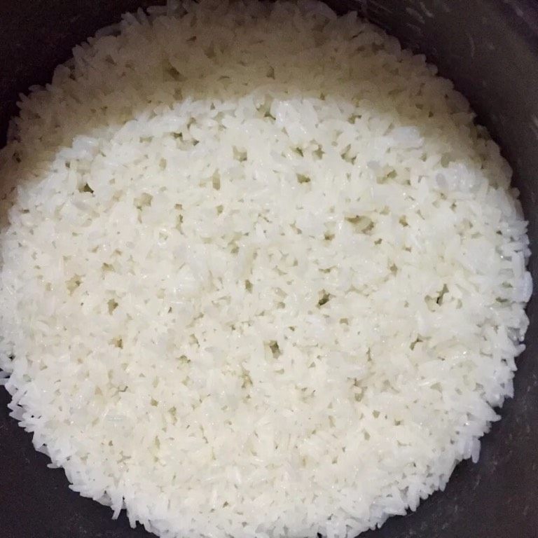 果香白米饭,如图电饭煲按下煮饭键,直至米饭煮熟,煮好的米饭不要急于盛出,用铲子轻轻翻动米饭,盖上锅盖焖10分钟,让米饭颗粒更佳莹润,粒粒分明