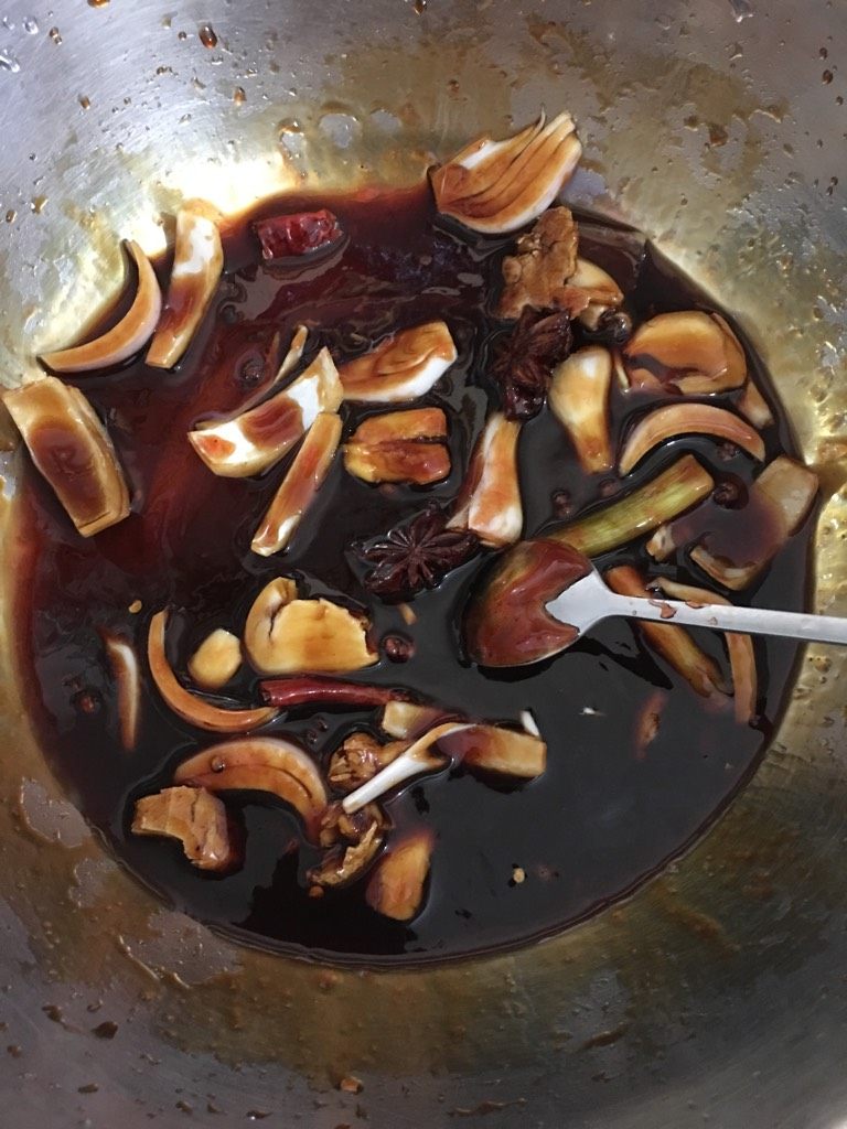 蜜汁烤鸡,如图所有配料放在一起,搅拌均匀