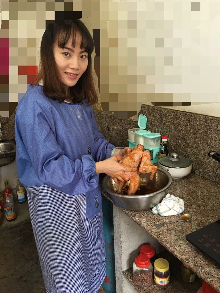蜜汁烤鸡,如图我在给鸡按摩哈哈,这样能使鸡更好的入味(之前用牙签在鸡身上插一些空,以便更好的入味)