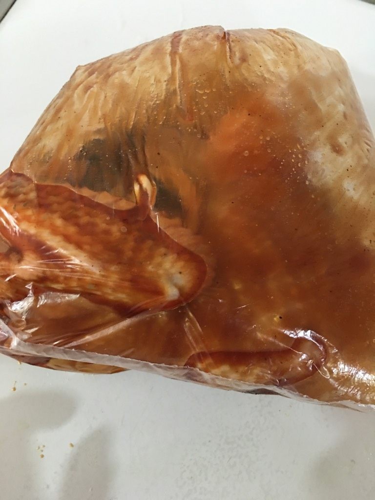 蜜汁烤鸡,如图,然后用保鲜袋把鸡和调料一起倒进袋子中,放在冰箱腌制一天以上。(中途拿一两次出来翻一下)