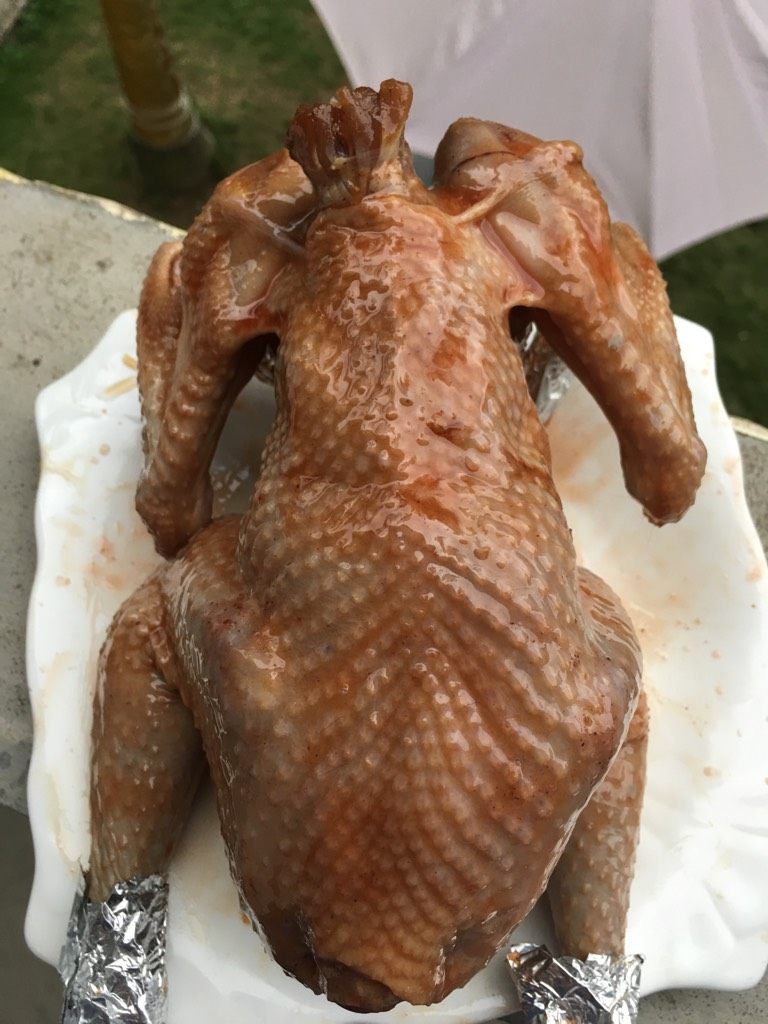 蜜汁烤鸡,如图,隔天把腌制好的鸡拿出来,用锡纸把鸡尖、鸡腿那包起来,这两个地方肉少,怕烤糊了。然后再用蜂蜜刷一遍鸡全身,烤箱预热180度。