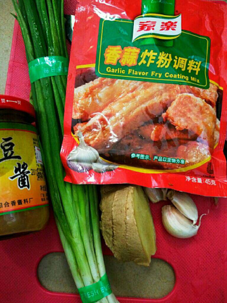 好吃不油腻的脆皮鸡,如图,准备好食材,香蒜粉也可以换成卤味粉
