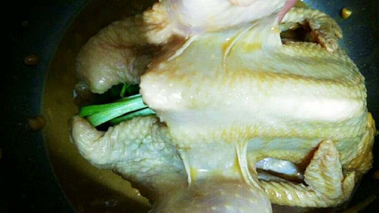 好吃不油腻的脆皮鸡,把鸡肉全身都抹上酱汁,在肚子里塞入蒜头片,姜片和葱,放入冰箱冷藏腌制一个晚上入味