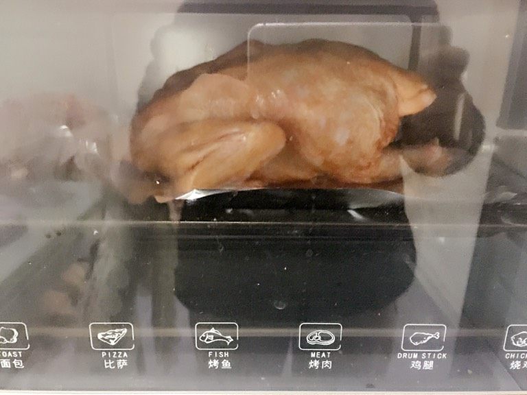 烤全鸡,如图,180度烤箱,烤90分钟,每隔15分钟拿出来涂一次酱汁,这样才能入味