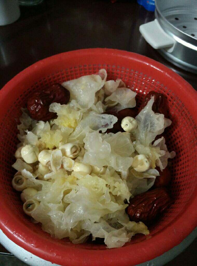 木瓜银耳汤,<a style='color:red;display:inline-block;' href='/shicai/ 232'>银耳</a>，<a style='color:red;display:inline-block;' href='/shicai/ 674'>莲子</a>，<a style='color:red;display:inline-block;' href='/shicai/ 36'>百合</a>，红枣泡发，洗净