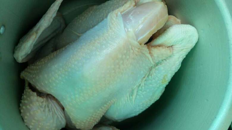 红糖酒鸡汤,一只<a style='color:red;display:inline-block;' href='/shicai/ 107'>鸡</a>放锅里