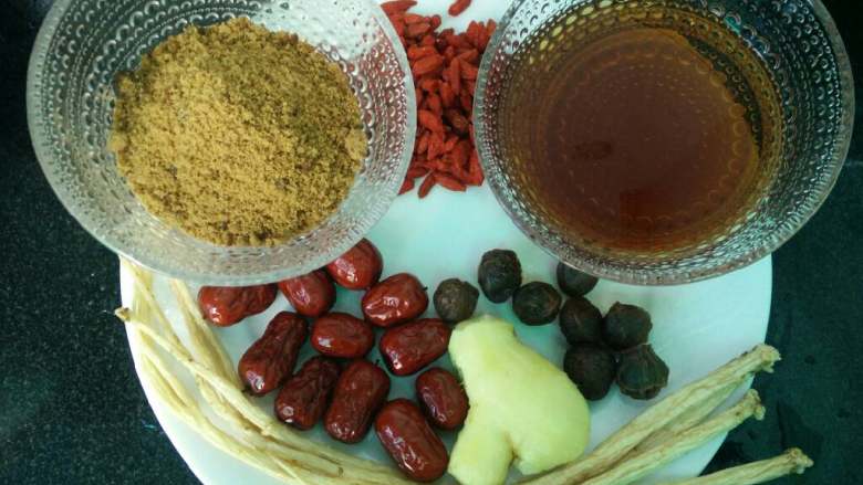 红糖酒鸡汤,加<a style='color:red;display:inline-block;' href='/shicai/ 37'>姜</a>片<a style='color:red;display:inline-block;' href='/shicai/ 882'>红糖</a><a style='color:red;display:inline-block;' href='/shicai/ 894'>黄酒</a>和水炖一个小时，再加党参<a style='color:red;display:inline-block;' href='/shicai/ 2470'>红枣</a><a style='color:red;display:inline-block;' href='/shicai/ 593'>桂圆</a>炖半个小时，再加<a style='color:red;display:inline-block;' href='/shicai/ 673'>枸杞</a>炖半个小时就可以吃啦