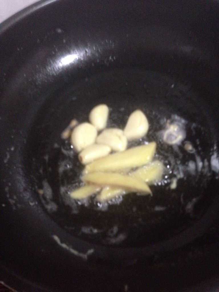红焖鳗鱼,鱼丸,锅里放油,爆香大蒜,姜片,香菇