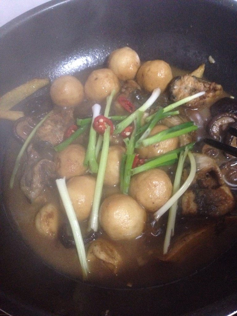 红焖鳗鱼,鱼丸,放入鳗鱼和鱼丸,小火煎一下,在加入老抽,酱油,盐,鸡精,水,中火焖10分钟,再小火继续焖10分钟,用生粉水勾芡,最后加入辣椒丝,葱段。