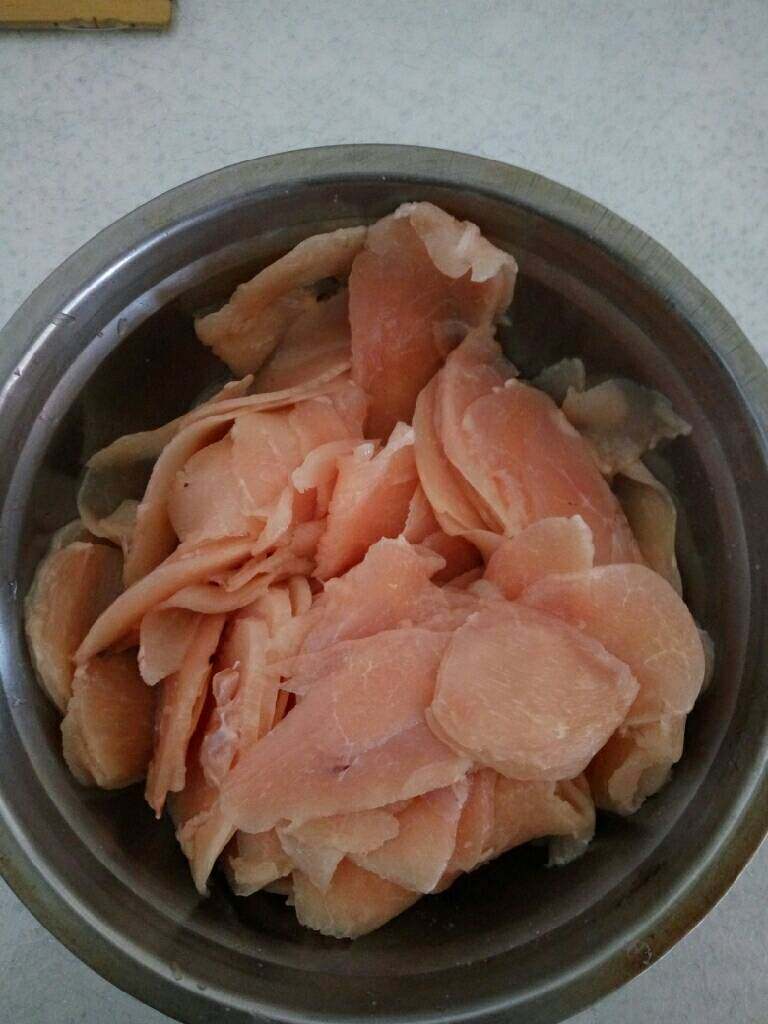 杂菜水煮肉片,先将<a style='color:red;display:inline-block;' href='/shicai/ 102'>鸡胸</a>切片，放料酒、少许盐，淹30分钟备用。