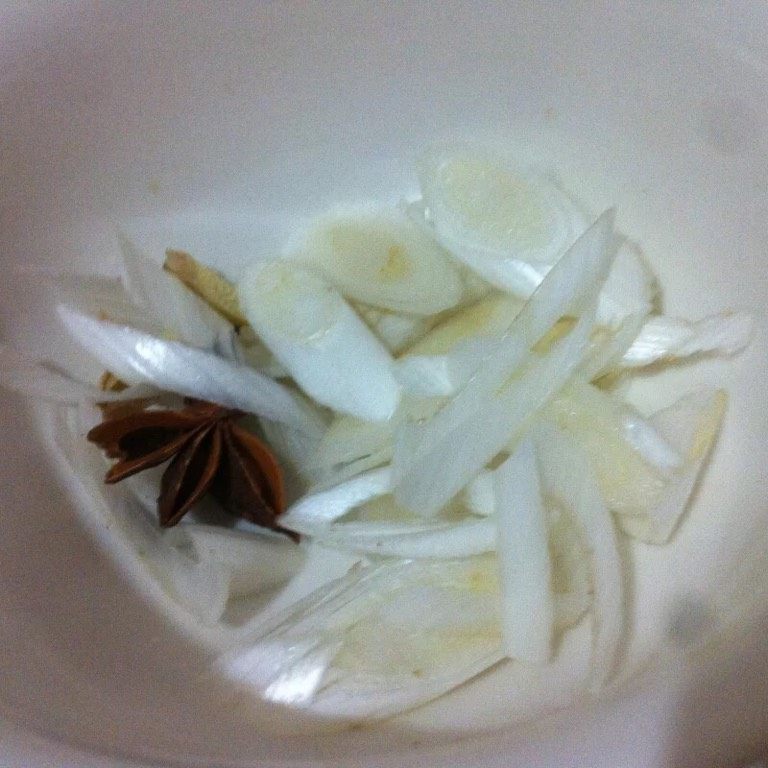 鱼丸汤面,如图葱花,姜丝,八角备用