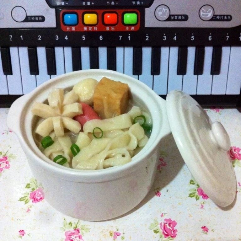 鱼丸汤面,如图盛到容器中,撒上适量葱花,爱吃胡椒粉可以少量撒入提鲜,美味的鱼丸汤面快来品尝吧。