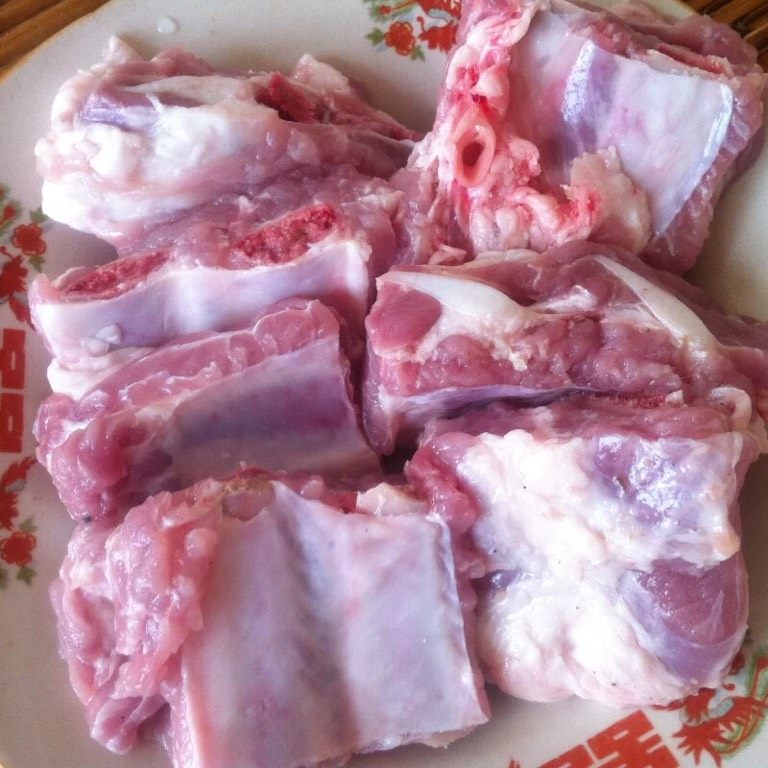 家常排骨,新鲜<a style='color:red;display:inline-block;' href='/shicai/ 434'>排骨</a>用清水浸泡两个小时（省去焯水，肉质更鲜嫩），切成小块洗净