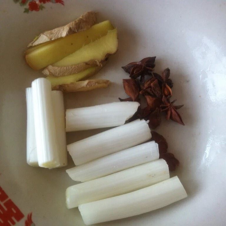 家常排骨,如图<a style='color:red;display:inline-block;' href='/shicai/ 3250'>葱</a>白切段，<a style='color:red;display:inline-block;' href='/shicai/ 37'>姜</a>切丝，<a style='color:red;display:inline-block;' href='/shicai/ 695'>八角</a>备用